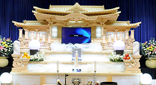 白木祭壇の一例